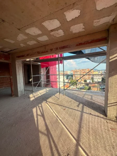 Tirane, shitet 1+1 , (SHKOLLA KUQE)