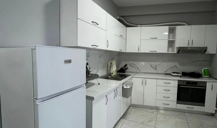Tirane, jepet me qera apartament 2+1 Kati 7, 650 €