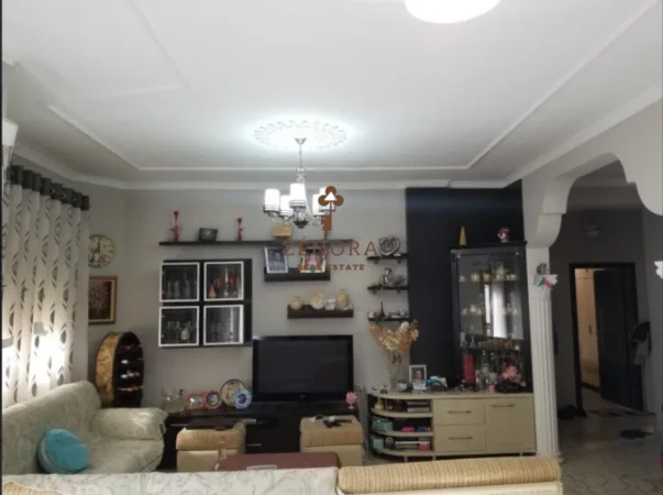 Tirane, shitet Vile , 720 m² 750.000 € (Selite)