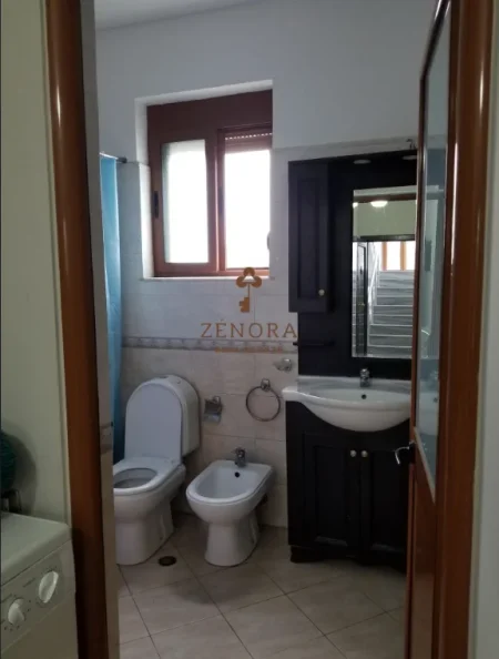 Tirane, shitet Vile , 720 m² 750.000 € (Selite)
