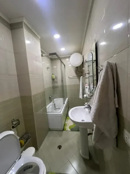 Tirane, jepet me qera apartament 2+1+Ballkon Kati 3, 95 m² 550 € (Fresku)