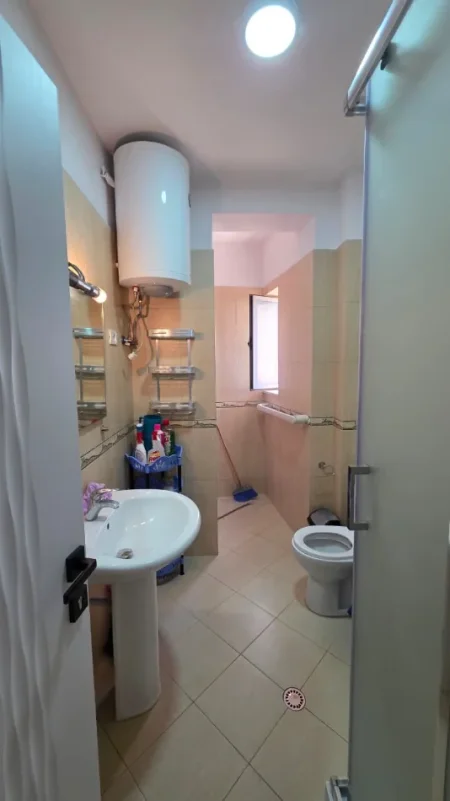 Tirane, jepet me qera apartament 1+1 Kati 3, 65 m² Komuna e Parisit (Ibrahim Dervishi)