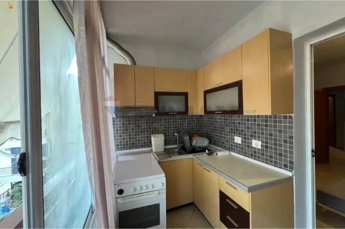 Tirane, jepet me qera apartament 1+1+Ballkon Kati 5, 70 m² 420 € (Rruga Rrapo Hekali)