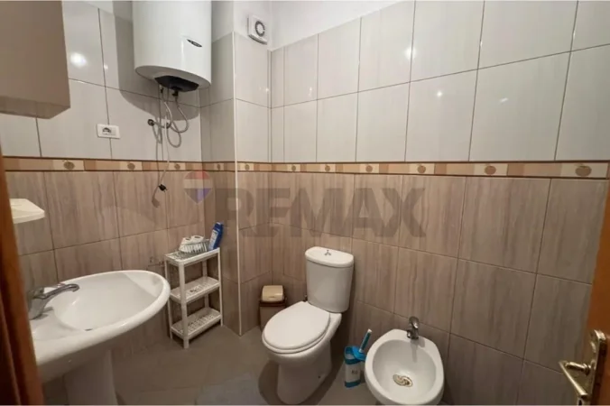 Tirane, jepet me qera apartament 1+1+Ballkon Kati 5, 70 m² 420 € (Rruga Rrapo Hekali)