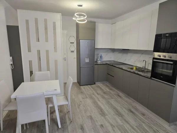 Tirane, jepet me qera apartament 1+1 Kati 3, 65 m² 600 € (Ali Demi)
