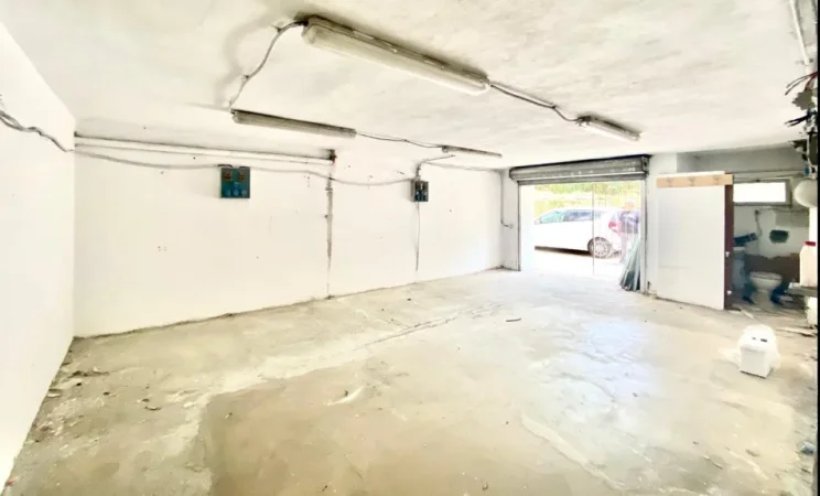 Tirane, shitet magazine Kati 0, 99 m² 47.000 € (Rruga Bardhyl)