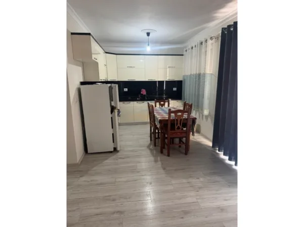 Tirane, jepet me qera apartament 3+1 Kati 3, 117 m² 550 € (FRESK)