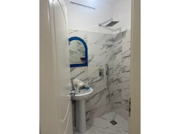 Tirane, jepet me qera apartament 3+1 Kati 3, 117 m² 550 € (FRESK)