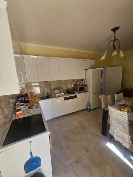 Durres, jepet me qera apartament 3+1+Ballkon Kati 1, 128 m² 500 € 