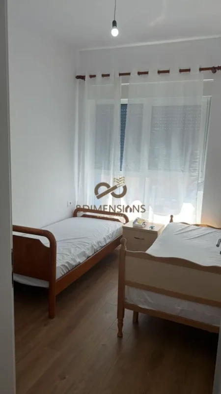 Tirane, jepet me qera apartament 2+1+Ballkon Kati 7, 95 m² 500 € (ali demi)