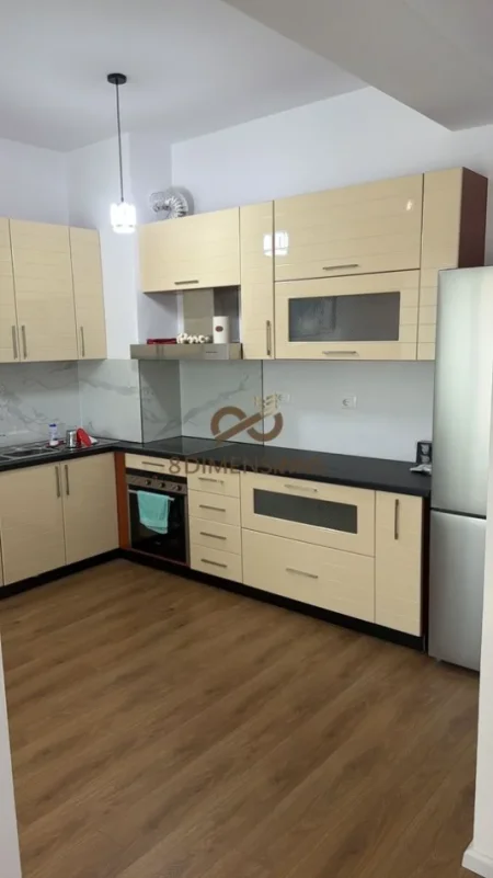 Tirane, jepet me qera apartament 2+1+Ballkon Kati 7, 95 m² 500 € (ali demi)