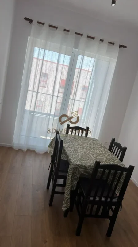 Tirane, jepet me qera apartament 2+1+Ballkon Kati 7, 95 m² 500 € (ali demi)