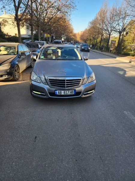 Tirane, shitet Mercedes Benz Nafte, gri metalizato automatik Klima 200.000 km 6.500 €