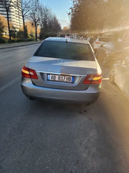 Tirane, shitet Mercedes Benz Nafte, gri metalizato automatik Klima 200.000 km 6.500 €