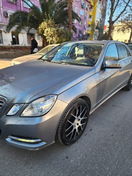 Tirane, shitet Mercedes Benz Nafte, gri metalizato automatik Klima 200.000 km 6.500 €