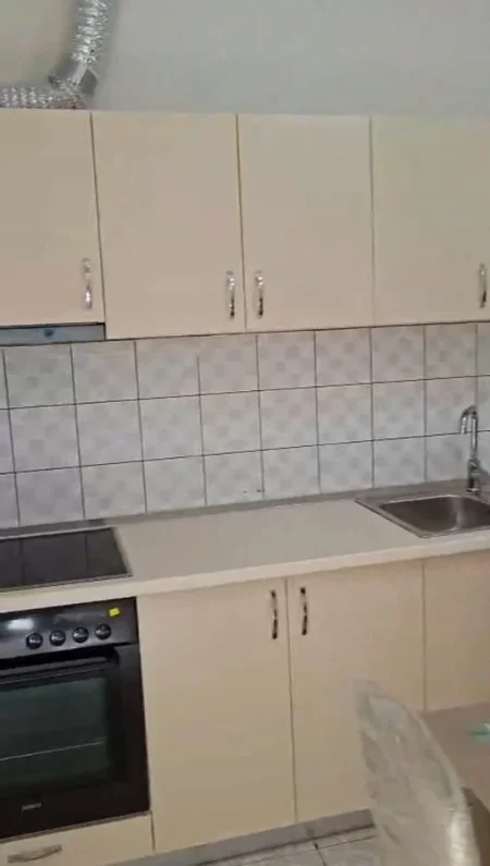 Tirane, jepet me qera apartament 1+1 Kati 1, 70 m² 400 € (Rruga e Dibrës)