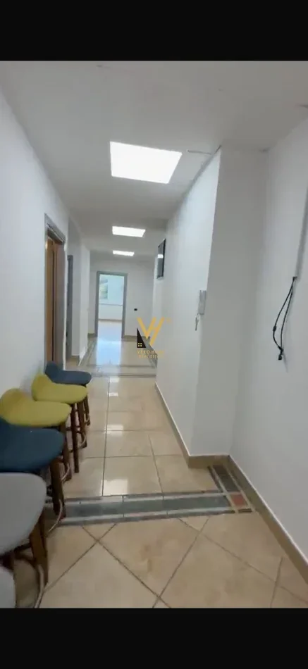 Tirane, jepet me qera zyre Kati 1, 330 m² 4.000 € (BLLOK)