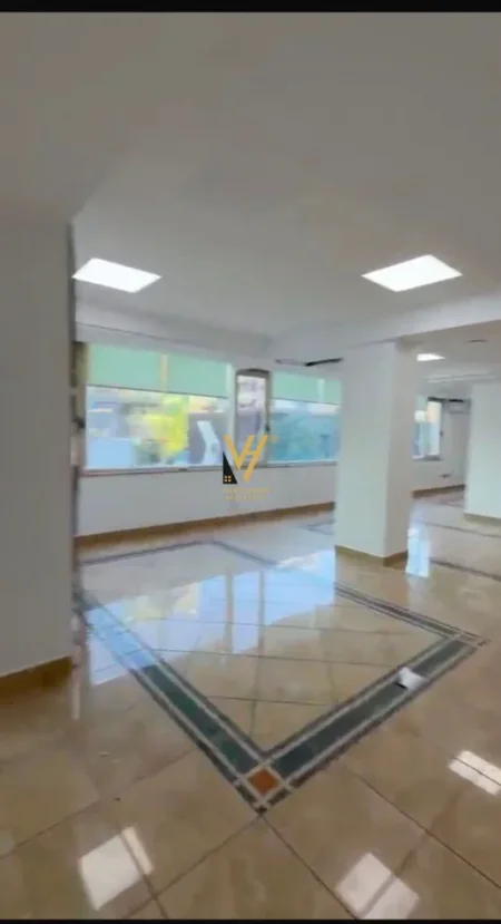 Tirane, jepet me qera zyre Kati 1, 330 m² 4.000 € (BLLOK)