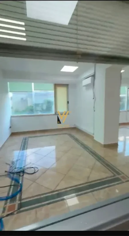Tirane, jepet me qera zyre Kati 1, 330 m² 4.000 € (BLLOK)