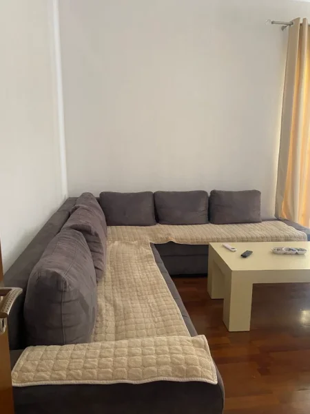 Tirane, jepet me qera apartament 2+1 Kati 2, (Rruga "5 Maji")