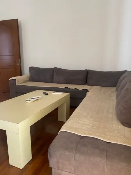Tirane, jepet me qera apartament 2+1 Kati 2, (Rruga "5 Maji")