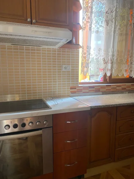 Tirane, jepet me qera apartament 2+1 Kati 2, (Rruga "5 Maji")