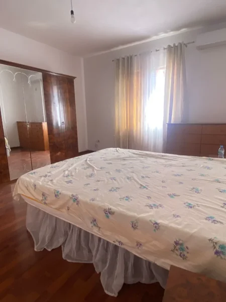 Tirane, jepet me qera apartament 2+1 Kati 2, (Rruga "5 Maji")