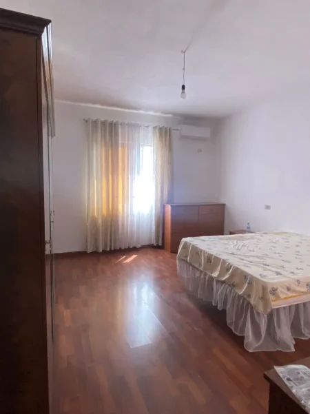 Tirane, jepet me qera apartament 2+1 Kati 2, (Rruga "5 Maji")
