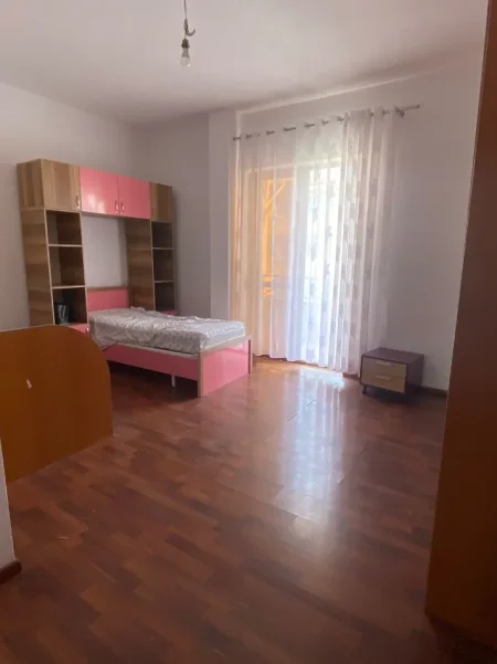 Tirane, jepet me qera apartament 2+1 Kati 2, (Rruga "5 Maji")