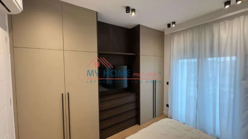Tirane, jepet me qera apartament 1+1+Ballkon Kati 8, 65 m² 800 € (Rruga Xhanfize Keko)