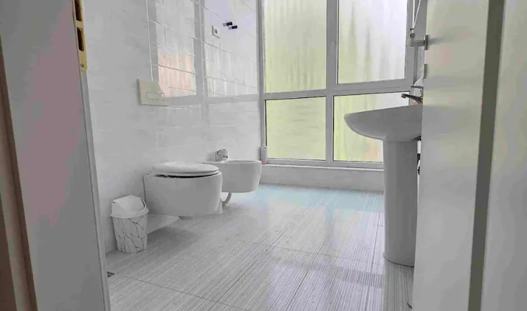 Tirane, jepet me qera ambjent biznesi Kati 3, 60 m² 440 €