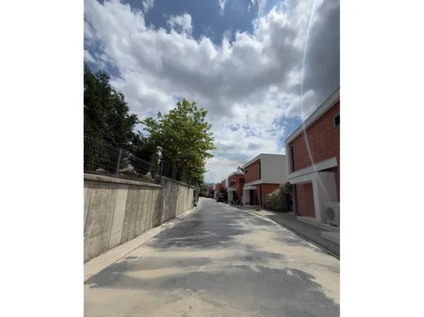 Tirane, shitet Vile Vile 2 Katshe Kati 2, 208 m² 650.000 € (MULLET)