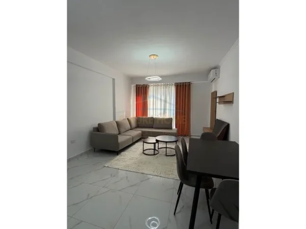 Tirane, jepet me qera apartament 1+1 Kati 4, 75 m² 530 € (UNAZA E RE)