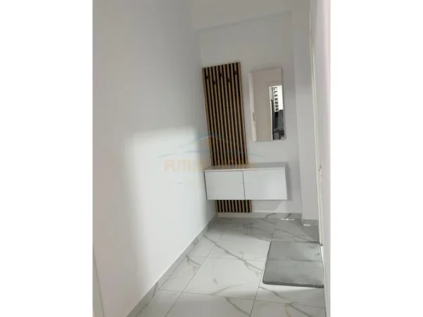 Tirane, jepet me qera apartament 1+1 Kati 4, 75 m² 530 € (UNAZA E RE)