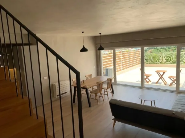 Tirane, jepet me qera apartament+verande | Penthouse 2+1 Kati 3, 180 m² 1.200 € (KODRA E DIELLIT)
