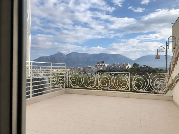 Tirane, jepet me qera apartament+verande | Penthouse 2+1 Kati 3, 180 m² 1.200 € (KODRA E DIELLIT)