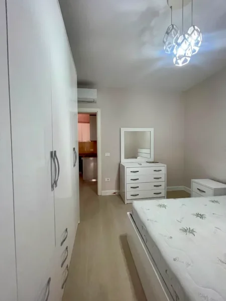 Tirane, jepet me qera apartament 1+1+Ballkon , 77 m² 700 € (Kompleksi Delijorgji)