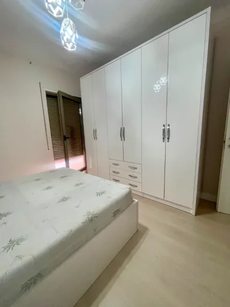 Tirane, jepet me qera apartament 1+1+Ballkon , 77 m² 700 € (Kompleksi Delijorgji)