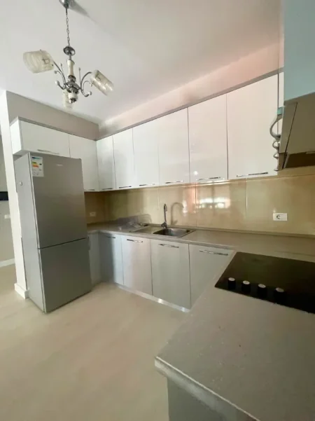 Tirane, jepet me qera apartament 1+1+Ballkon , 77 m² 700 € (Kompleksi Delijorgji)