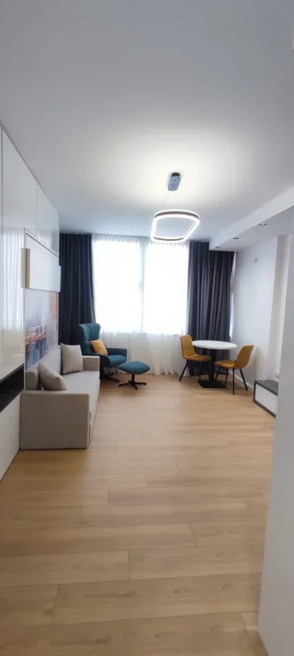 Tirane, jepet me qera garsonier 1+1 Kati 4, 35 m² 450 € (TEK MBIKALIMI MBI KRISTAL CENTER)