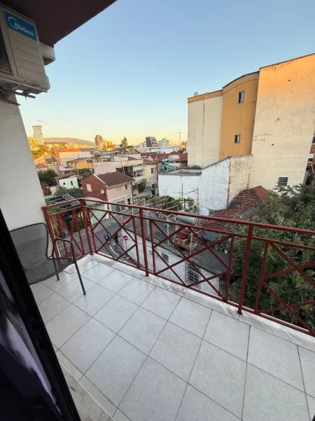 Tirane, jepet me qera apartament 1+1 Kati 3, 60 m² 500 € (Rruga Naim Frasheri)