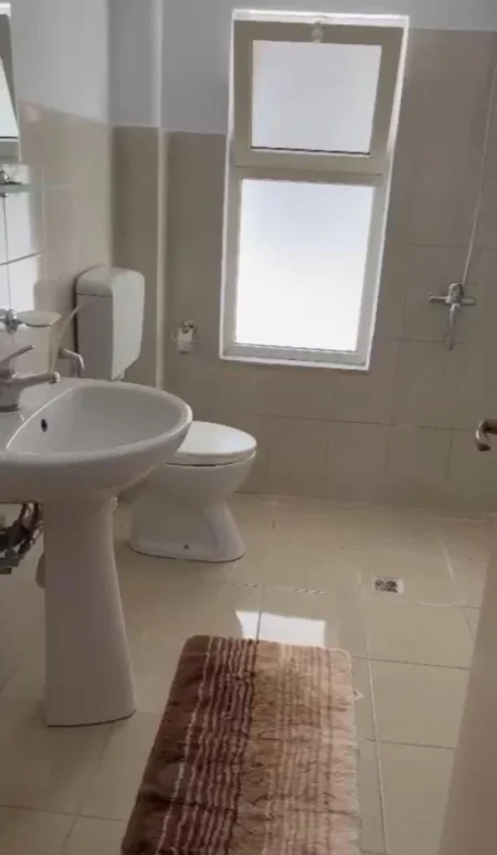 Tirane, jepet me qera apartament 1+1 Kati 2, 65 m² 400 € (Shkolla e Bashkuar)