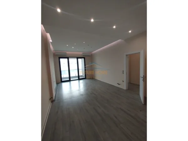 Tirane, jepet me qera ambjent biznesi Kati 7, 103 m² 1.000 € (Kompleksi Square 21)
