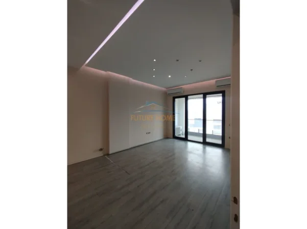 Tirane, jepet me qera ambjent biznesi Kati 7, 103 m² 1.000 € (Kompleksi Square 21)