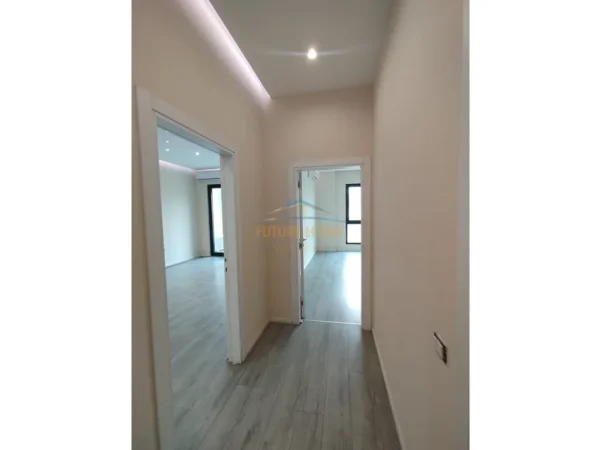Tirane, jepet me qera ambjent biznesi Kati 7, 103 m² 1.000 € (Kompleksi Square 21)