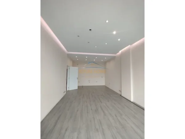Tirane, jepet me qera ambjent biznesi Kati 7, 103 m² 1.000 € (Kompleksi Square 21)