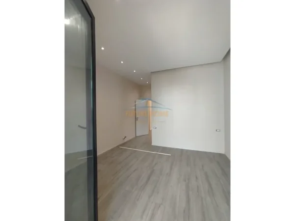 Tirane, jepet me qera ambjent biznesi Kati 7, 103 m² 1.000 € (Kompleksi Square 21)