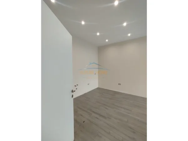 Tirane, jepet me qera ambjent biznesi Kati 7, 103 m² 1.000 € (Kompleksi Square 21)