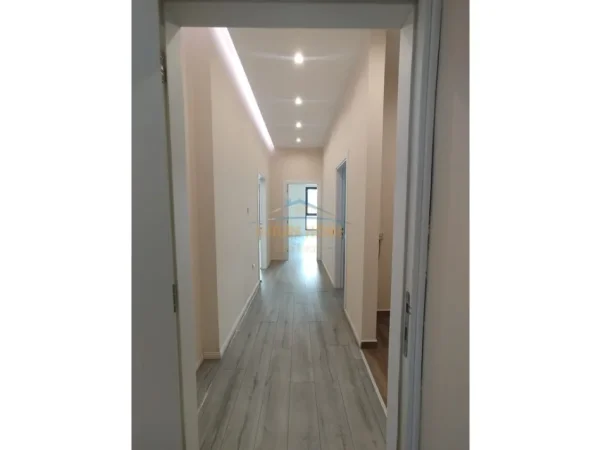Tirane, jepet me qera ambjent biznesi Kati 7, 103 m² 1.000 € (Kompleksi Square 21)