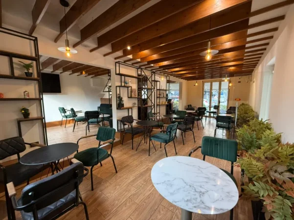 Tirane, shitet bar-kafe Kati 0, 73 m² 249.999 € (Porcelan)